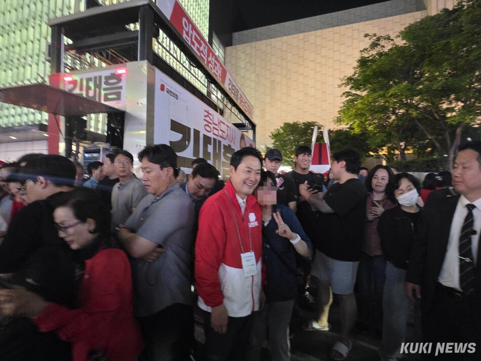 장동혁 국민의힘 대표가 2일 충남 천안 파이널 유세를 마치고 시민들과 기념 촬영을 하고 있다. 김미경 기자