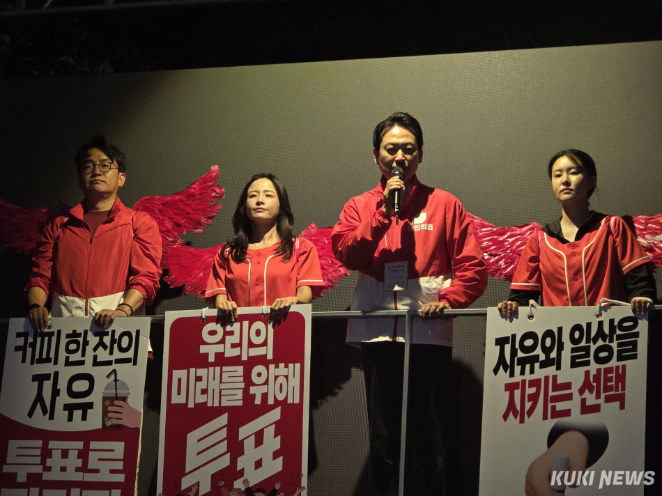 장동혁 국민의힘 대표가 2일 충남 천안에서 열린 파이널 유세에서 유세차에 올라 발언하고 있다. 김미경 기자