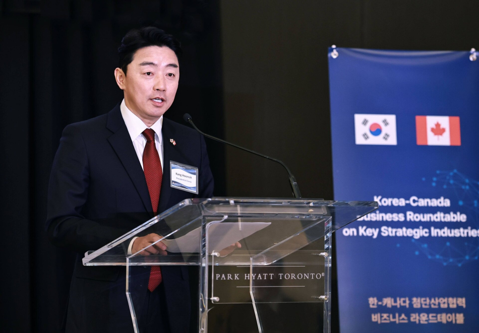 이재명 대통령의 전략경제협력 특사 자격으로 캐나다를 찾은 강훈식 비서실장이 1일(현지시간) 토론토 파크 하얏트 호텔에서 열린 한-캐 첨단산업협력 비즈니스 라운드테이블에서 발언하고 있다. 연합뉴스