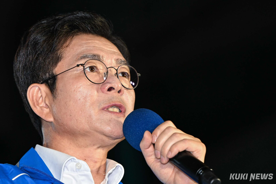 정원오 더불어민주당 서울시장 후보가 제9회 전국동시지방선거를 하루 앞둔 2일 서울 중구 청계광장에서 유세에 나서 지지를 호소하고 있다. 임은재 기자