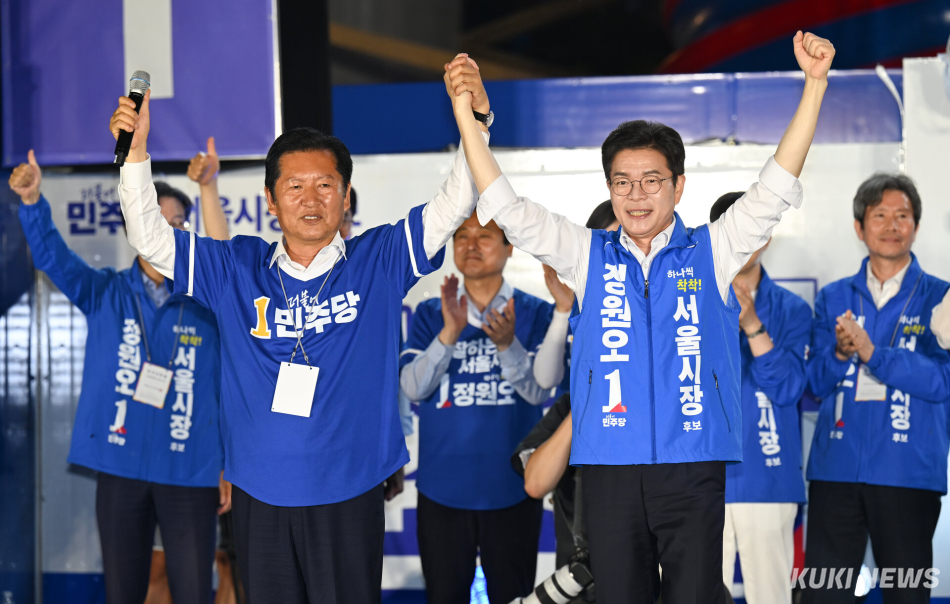 정원오(오른쪽) 더불어민주당 서울시장 후보와 정청래 민주당 대표가 2일 서울 중구 청계광장에서 열린 마지막 유세에서 기념 촬영을 하고 있다. 임은재 기자