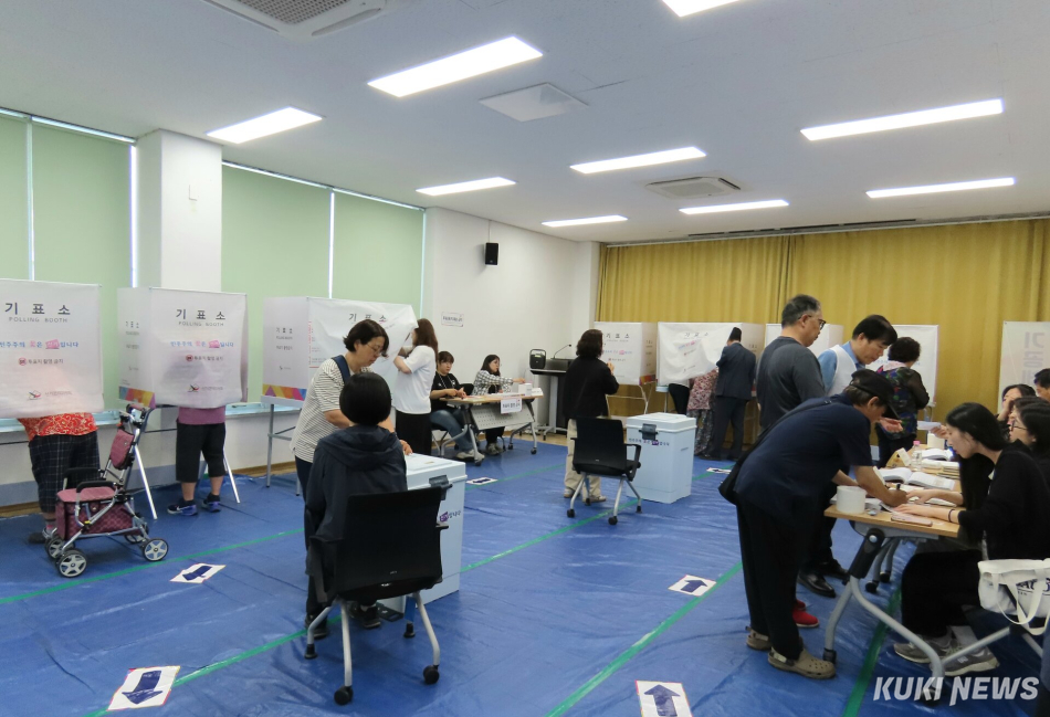 제9회 전국동시지방선거가 3일 오후 12시 20분 현재 전국적으로 19%의 투표율을 보이고 있는 가운데 강원도 강릉시 성덕포남로 80-22(입암동) 성덕문화센터 1층 보건교육장에 마련된 성덕동제3투표소를 찾은 강릉시민들이 투표용지를 받기 위해 신분을 확인하는가 하면 기표소에서 기표를 하고, 투표함에 투표용지를 넣는 등 순서대로 투표 절차를 진행하고 있다. 전인수 기자