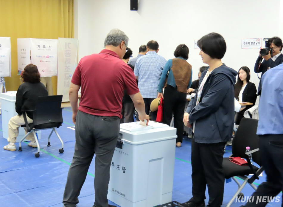 제9회 전국동시지방선거가 3일 오후 12시 20분 현재 전국적으로 19%의 투표율을 보이고 있는 가운데 강원도 강릉시 성덕포남로 80-22(입암동) 성덕문화센터 1층 보건교육장에 마련된 성덕동제3투표소를 방문한 한 시민이 기표소에서 기표한 투표용지를 투표함에 넣으면서 투표행위를 마무리하고 있다. 전인수 기자