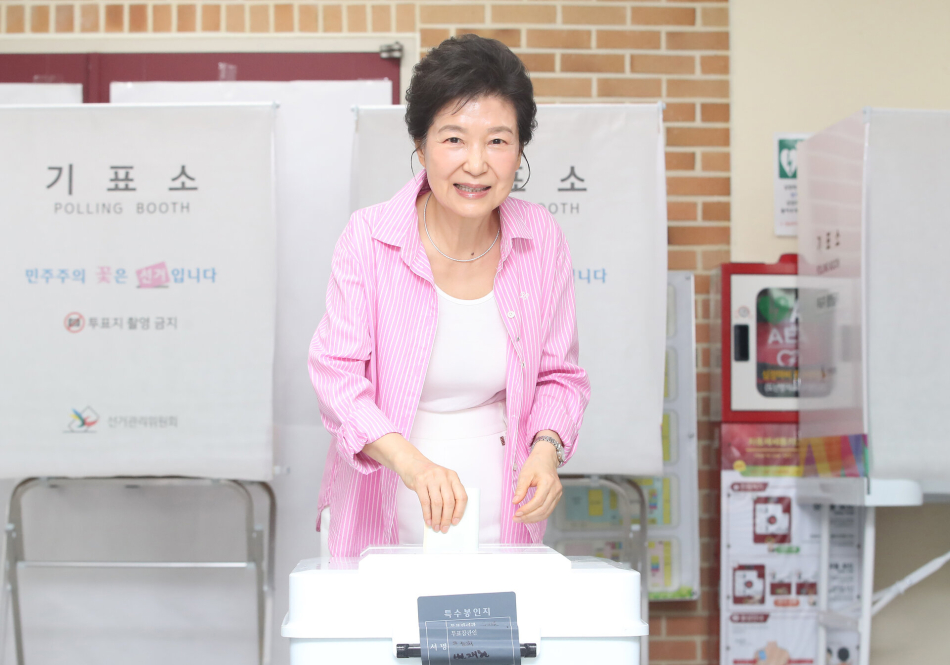 박근혜 전 대통령이 제9회 전국동시지방선거 투표일인 3일 대구 달성군 비슬초등학교에 마련된 투표소에서 한 표를 행사하고 있다. 출처=연합뉴스