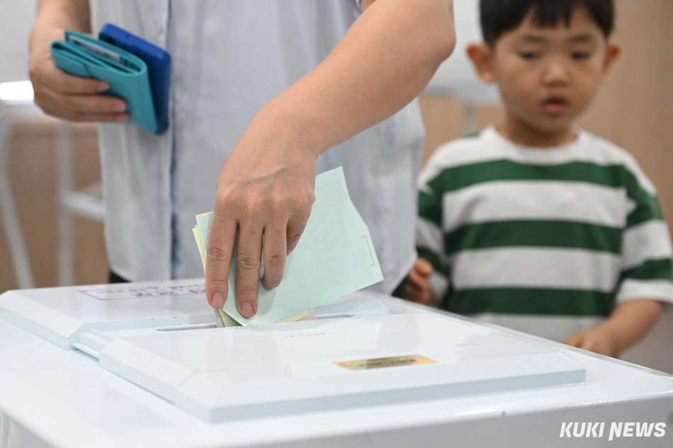 제9회 전국동시지방선거일인 3일 서울 동작구 상도4동주민센터에 마련된 투표소를 찾은 유권자가 투표함에 투표용지를 넣고 있다. 임은재 기자