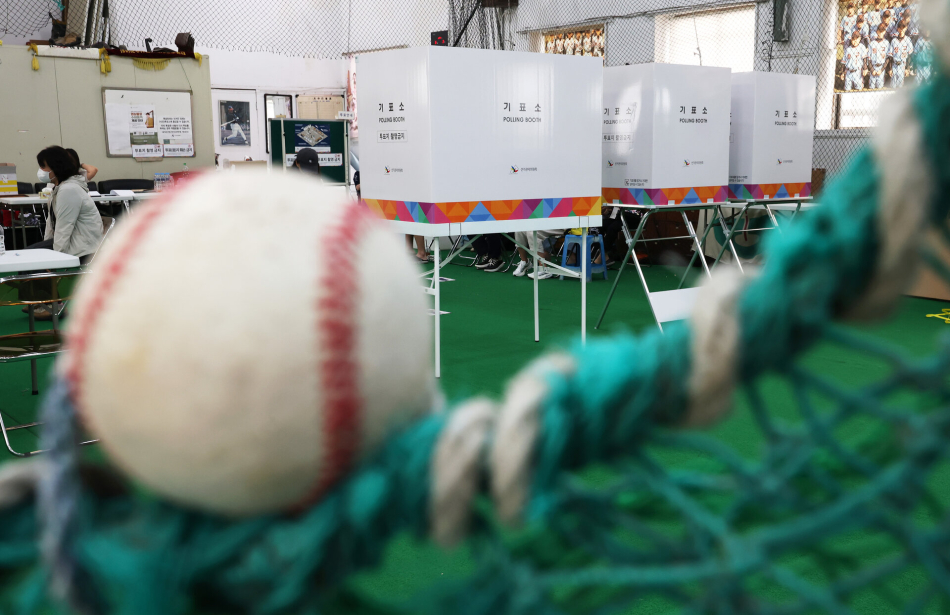 제9회 전국동시지방선거일인 3일 서울 중구 청구초등학교 야구부 실내훈련장에 마련된 청구동 제1투표소에서 유권자들이 소중한 한표를 행사하고 있다.