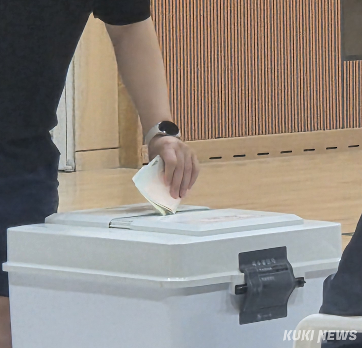 춘천시 석사동 봄내초등학교 투표소에서 한 시민이 투표를 하고 있다. (사진=한재영)