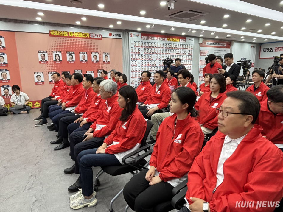 장동혁 국민의힘 대표와 송언석 원내대표를 비롯한 국민의힘 지도부가 3일 오후 서울 여의도 중앙당사에서 6·3 지방선거와 재보궐선거 출구조사 결과 방송을 보고 있다. 권혜진 기자