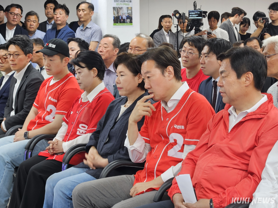 3일 서울 종로구에 있는 오세훈 국민의힘 서울시장 후보 선거사무실에서 캠프 관계자들이 출구조사 결과를 확인하고 있다. 이은서 기자