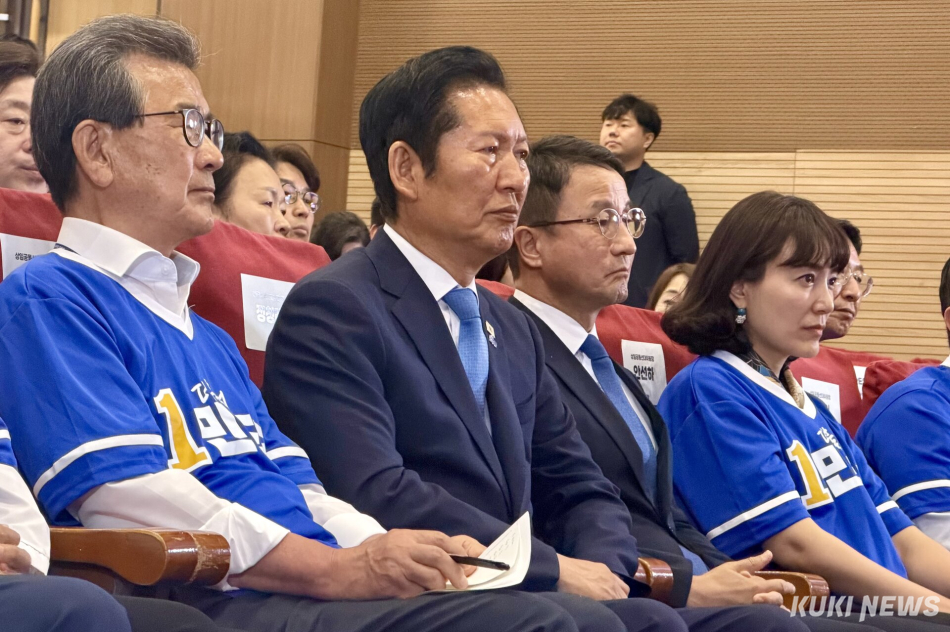 더불어민주당 정청래 총괄상임선거대책위원장과 한병도 공동상임선대위원장이 3일 서울 여의도 국회에 마련한 제9회 전국동시지방선거·국회의원 재보궐선거 개표상황실에서 투표 결과를 기다리고 있다. 유병민 기자