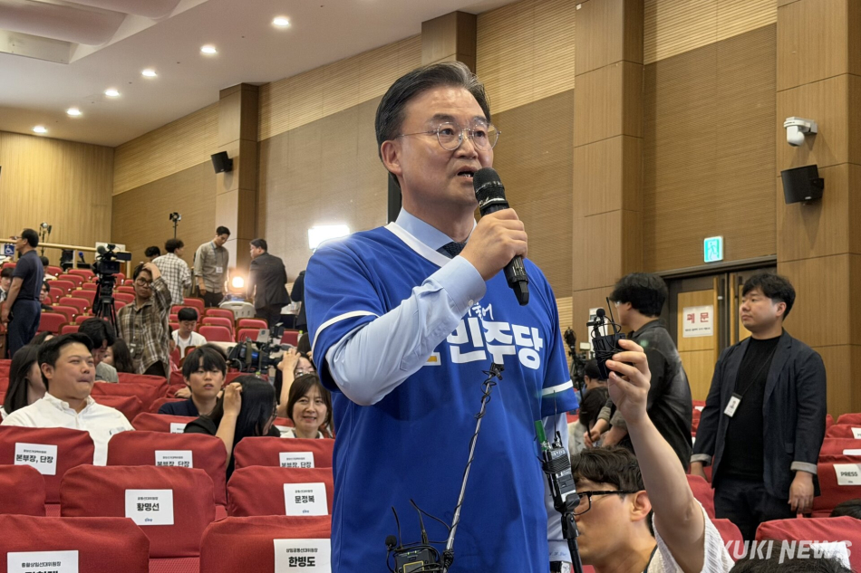 이연희 더불어민주당 전략기획위원장이 3일 서울 여의도 국회에 마련한 제9회 전국동시지방선거·국회의원 재보궐선거 개표상황실에서 출구조사 결과 발표 직후 기자들과 만나 대화하고 있다. 유병민 기자
