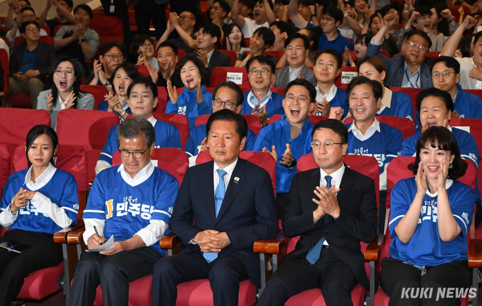 더불어민주당 정청래 총괄상임선거대책위원장과 한병도 공동상임선대위원장을 포함한 지도부가 3일 서울 여의도 국회에 마련한 제9회 전국동시지방선거·국회의원 재보궐선거 개표상황실에서 투표 결과를 지켜보고 있다. 사진공동취재단