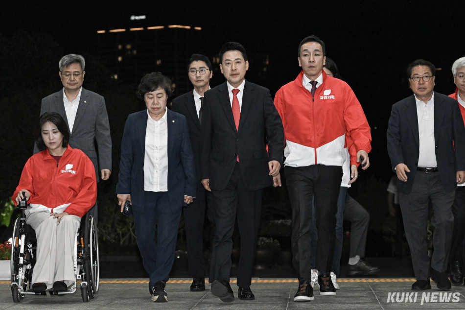 장동혁 국민의힘 대표가 3일 일부 투표소에서 벌어진 투표용지 부족 사태와 관련해 경기 과천 중앙선관위를 항의 방문하고 있다.