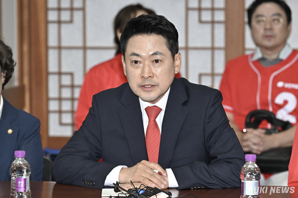 장동혁 국민의힘 대표가 3일 일부 투표소에서 발생한 투표용지 부족 사태와 관련 해 경기 과천 중앙선관위를 방문, 허철훈 사무총장에게 항의를 하고 있다.