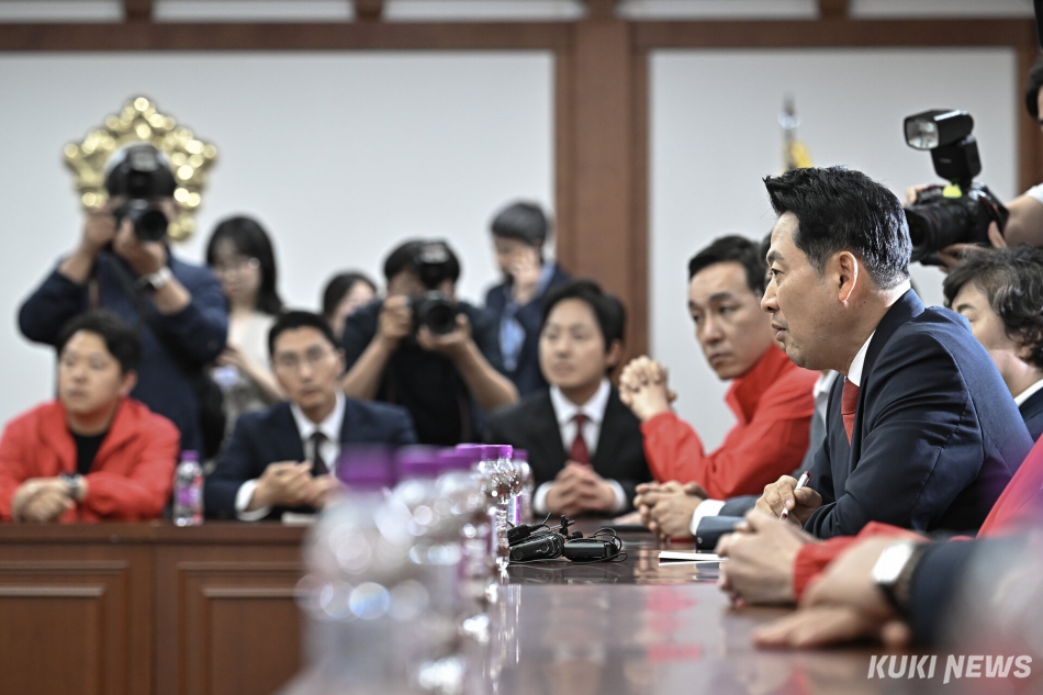 장동혁 국민의힘 대표가 3일 일부 투표소에서 발생한 투표용지 부족 사태와 관련해 경기 과천 중앙선관위를 방문, 허철훈 사무총장에게 항의를 하고 있다.
