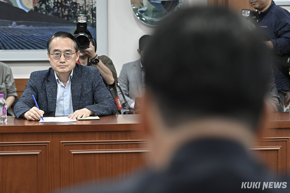 허철훈 중앙선거관리위원회 사무총장이 3일 오후 투표용지 부족 사태와 관련해 경기 과천시 중앙선거관리위원회를 항의 방문한 장동혁 국민의힘 상임선거대책위원장의 발언을 듣고 있다.
