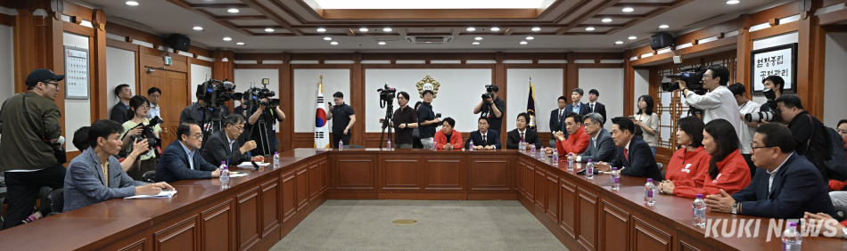 장동혁 국민의힘 대표가 3일 일부 투표소에서 발생한 투표용지 부족 사태와 관련해 경기 과천 중앙선관위를 방문, 허철훈 사무총장에게 항의를 하고 있다.