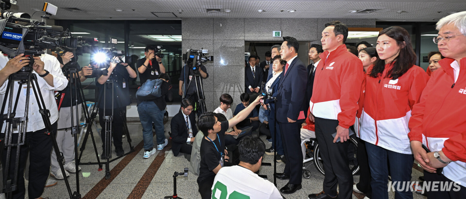 장동혁 국민의힘 대표가 3일 일부 투표소에서 벌어진 투표용지 부족 사태와 관련해 경기 과천 중앙선관위에서 위원장 면담을 마친 뒤 입장을 발표하고 있다.