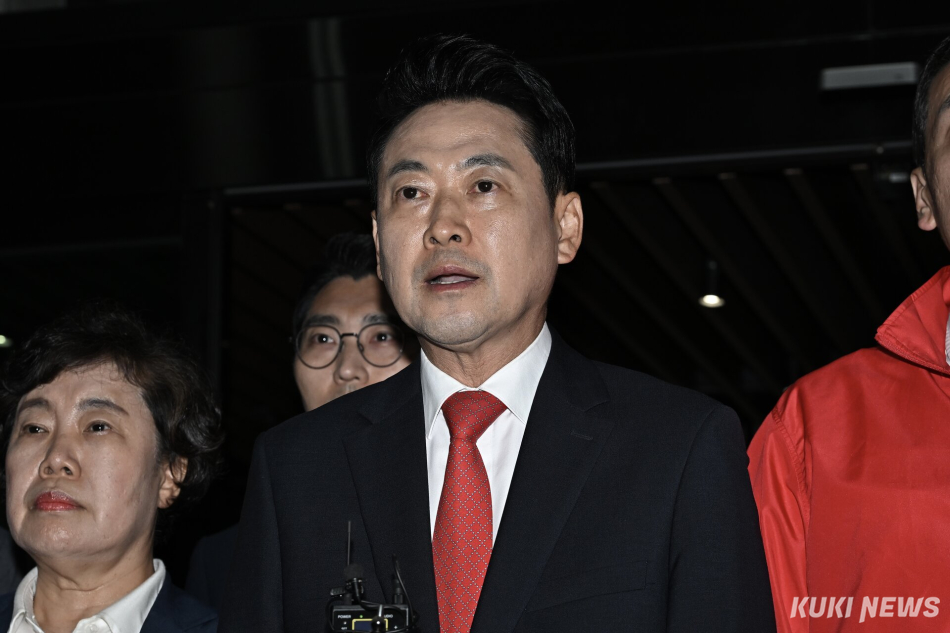 장동혁 국민의힘 대표가 3일 경기 과천에 위치한 중앙선거관리위원회를 방문하고 있다. 남동균 기자