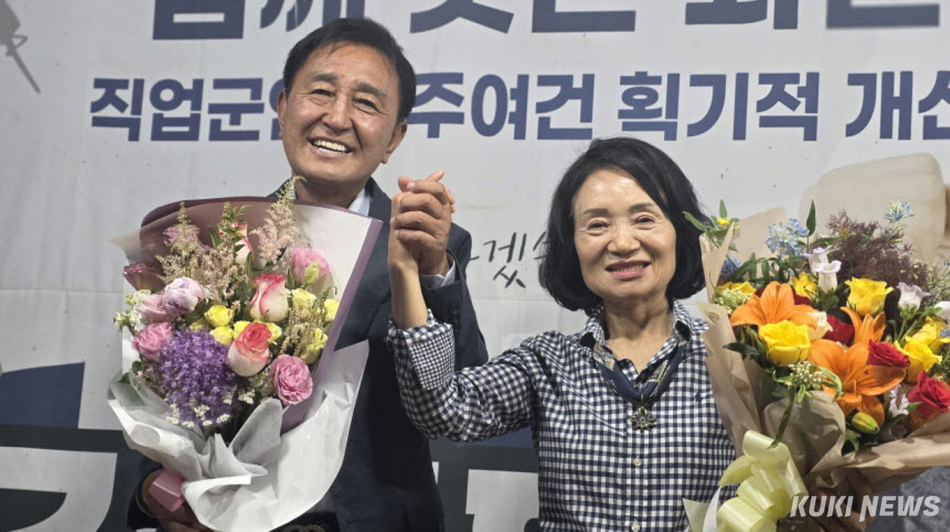 김세훈 더불어민주당 강원 화천군수 후보가 3일 오후 화천읍내에 마련된 자신의 선거캠프에서 당선이 확실시 되자 꽃다발을 들고 환호하고 있다.