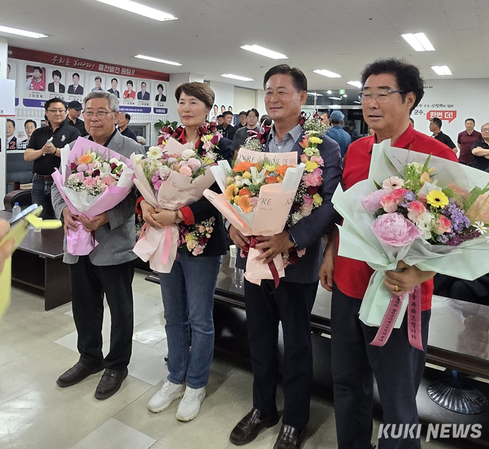 재선에 성공한 신영재 홍천군수 당선인이 지지자들과 승리를 기쁨을 나누고 있다.