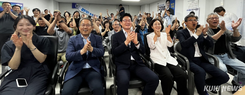 더불어민주당 구자열 원주시장 당선인이 4일 새벽 당선 확정 후 지지자들과 박수를 치고 있다. 원주=윤수용 기자