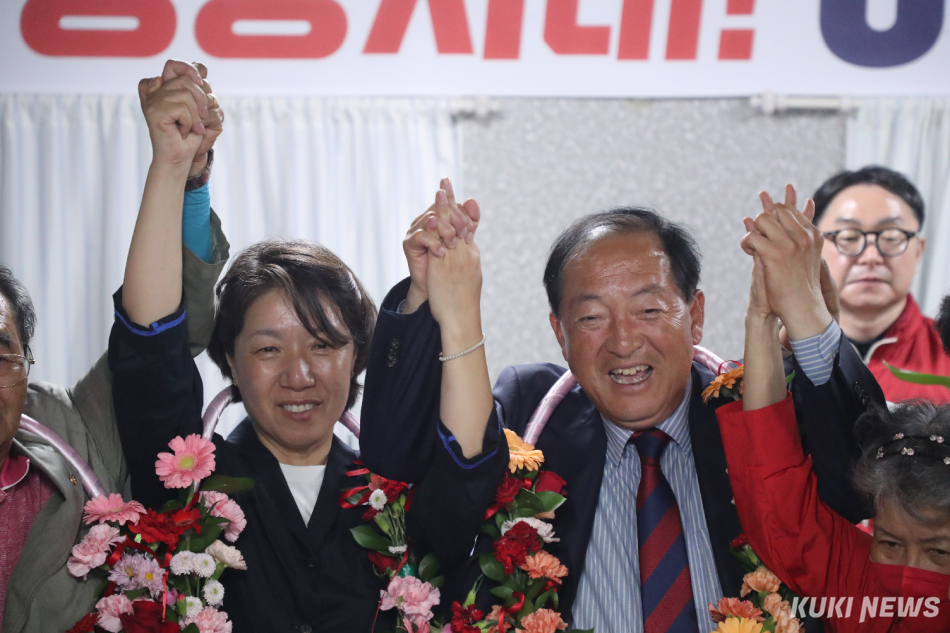 3일 열린 제9회 전국동시지방선에서 속초시장에 국민의힘 이병선 후보가 4일 오전 당선이 확실히 되자 배우자와 환호하고 있다.
