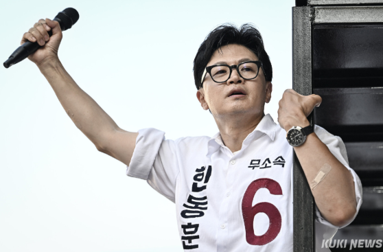 부산 북갑 국회의원 보궐선거에 출마한 한동훈 무소속 후보가 지난달 29일 부산 북구 포천사거리에서 열린 집중유세에서 지지를 호소하고 있다. 남동균 기자