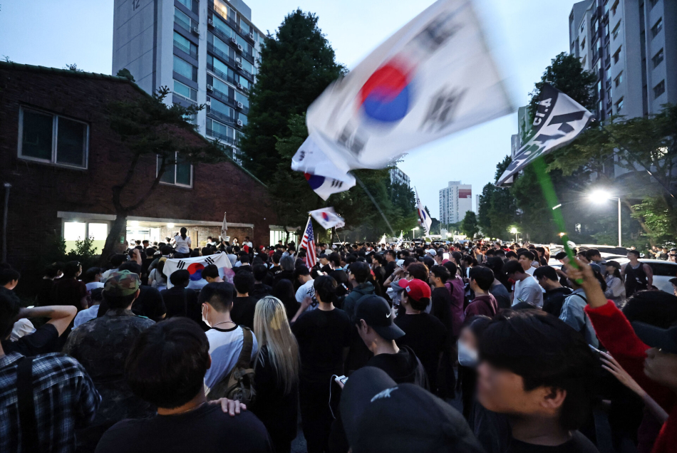 4일 제9회 전국동시지방선거 및 국회의원 재·보궐선거 투표용지 부족으로 투표 시간이 오후 10시까지 연장됐던 서울 송파구 잠실7동 제2투표소 앞에서 투표함 반출에 반대하는 시민들이 밤새 구호를 외치고 있다. 연합뉴스