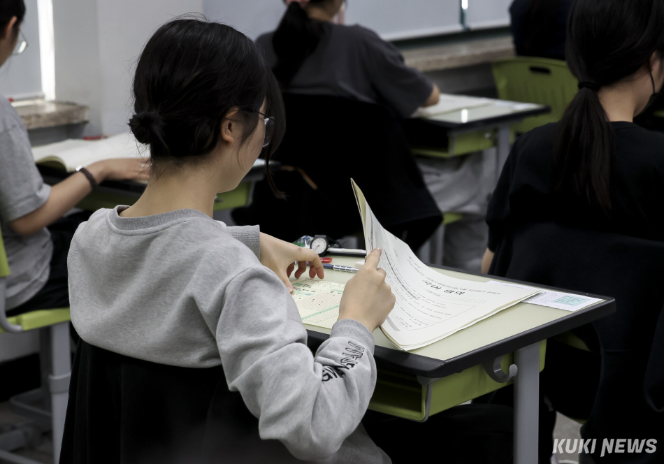 2027학년도 대학수학능력시험 6월 모의평가가 열린 4일 오전 서울 광진구 광남고등학교에서 3학년 학생들이 시험 준비를 하고 있다.