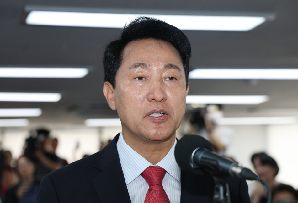 오세훈 국민의힘 서울시장 후보가 제9회 전국동시지방선거일 다음날인 4일 서울 종로구 대왕빌딩에 마련된 선거사무소에서 당선이 유력해지자 소감을 밝히고 있다.