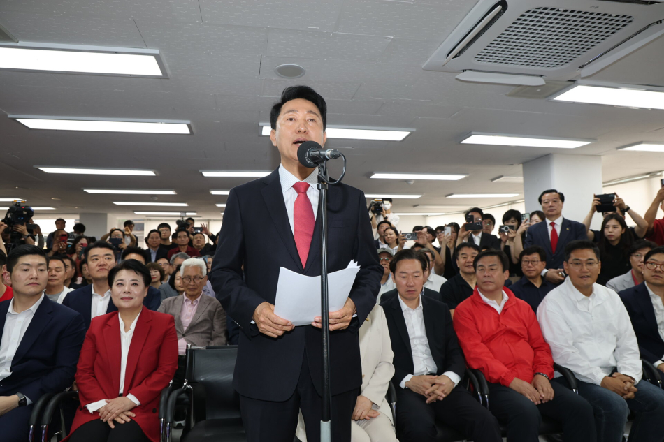 오세훈 국민의힘 서울시장 후보가 제9회 전국동시지방선거일 다음날인 4일 서울 종로구 대왕빌딩에 마련된 선거사무소에서 당선이 유력해지자 소감을 밝히고 있다.