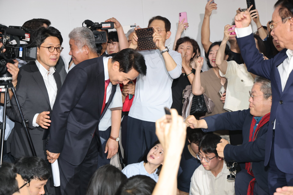 오세훈 국민의힘 서울시장 후보가 제9회 전국동시지방선거일 다음날인 4일 서울 종로구 대왕빌딩에 마련된 선거사무소에서 고개 숙여 인사하고 있다.