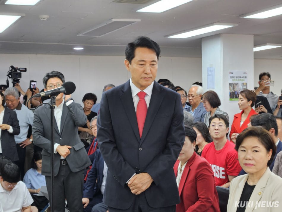 오세훈 국민의힘 서울시장 후보가 4일 오전 서울 종로구 대왕빌딩에 마련된 선거사무소에서 당선 소감을 발표하고 있다. 이은서 기자