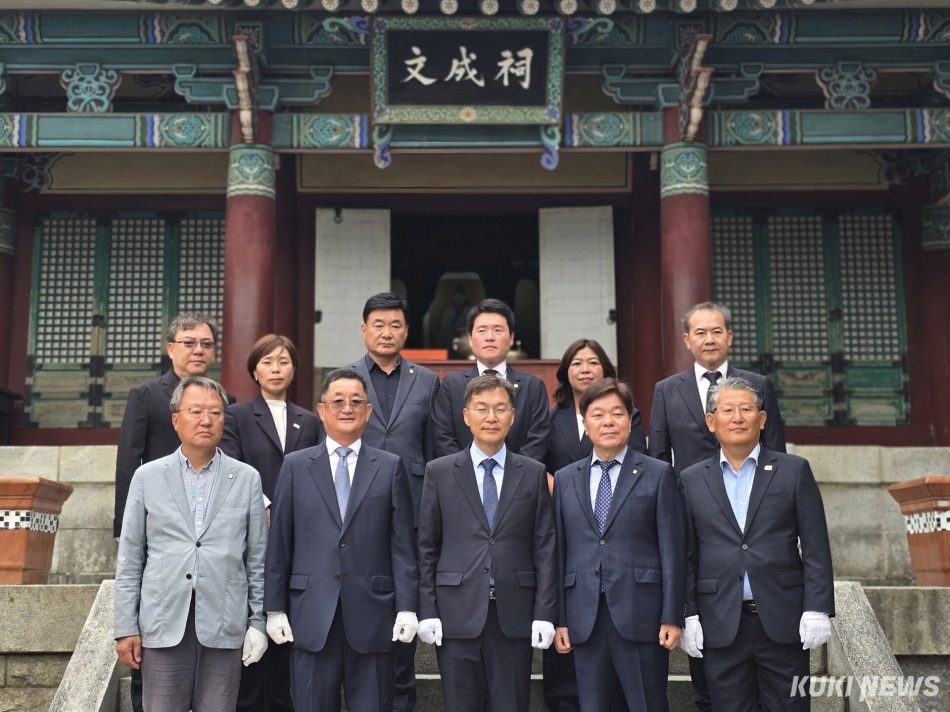 김중남 강릉시장 당선인이 4일 새벽 가톨릭관동대에서 선관위로부터 당선증을 수령한 후 오죽헌을 방문, 율곡 이이 선생과 신사임당 영정에 분향한 후 선거대책위원회 관계자들과 함께 기념활영을 하고 있다. 김중남 강릉시장 당선인 사무소 제공