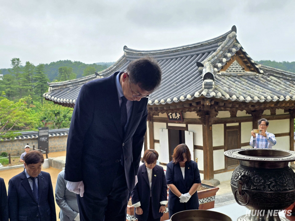 김중남 강릉시장 당선인이 4일 새벽 가톨릭관동대에서 선관위로부터 당선증을 수령한 후 오죽헌을 방문, 율곡 이이 선생과 신사임당 영정에 분향하고 있다. 김중남 강릉시장 당선인 사무소 제공