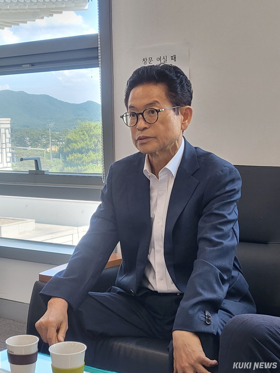 이철우 당선인이 기자실을 찾아 담소를 나누고 있다. 노재현 기자.