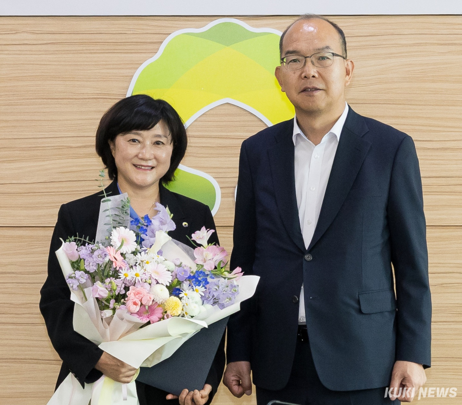보훈공단 윤종진 이사장과 전영의(왼쪽) 신임 사업 이사가 임명장 전달식 후 기념사진을 촬영하고 있다. 보훈공단