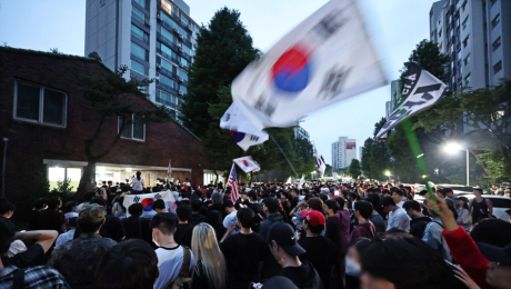 경찰, 잠실 7동 제2투표소에 경찰 기동대 투입…시위대 해산 명령