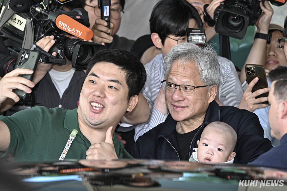 젠슨 황 엔비디아 최고경영자(CEO)가 5일 서울 강서구 서울김포비즈니스항공센터를 통해 입국한 뒤 팬과 사진을 촬영하고 있다.