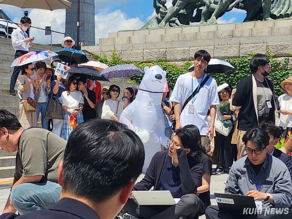 5일 국회 본청 정문 앞 계단에 모인 한동훈 무소속 의원의 지지자들 모습. 전재훈 기자