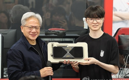 “페이커” 연호했던 젠슨 황, 이상혁 만났다…T1 베이스캠프서 ‘지포스 RTX 5090’ 선물