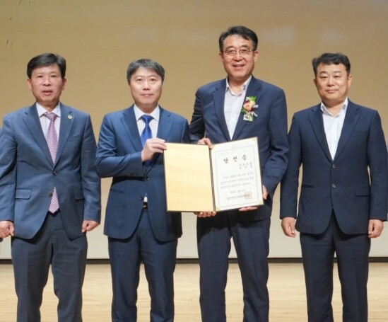 당선증을 받은 한 차석호 함안군수 당선인이 관계자들과 함께 기념촬영을 하고 있다.