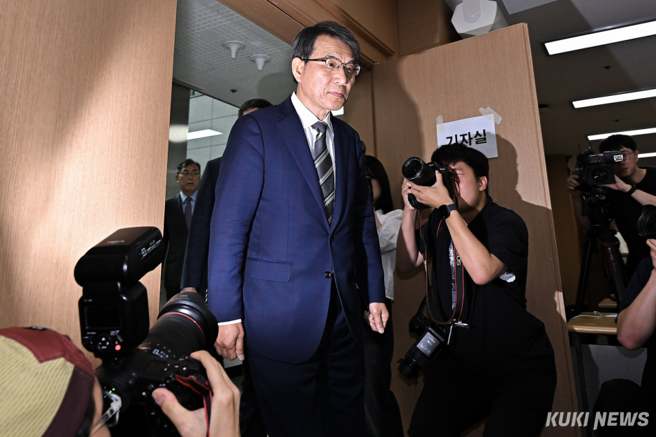 노태악 중앙선거관리위원장이 4일 경기 과천 중앙선관위에서 열린 일부 투표소의 투표용지 부족 사태 관련 대국민 사과 기자회견장에 들어서고 있다.