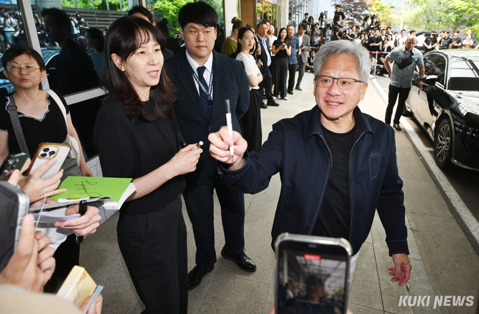 젠슨 황 엔비디아 최고경영자(CEO)가 5일 서울 강서구 서울김포비즈니스항공센터(SGBAC)를 통해 입국해 시민들의 서명 요청에 응하고 있다.