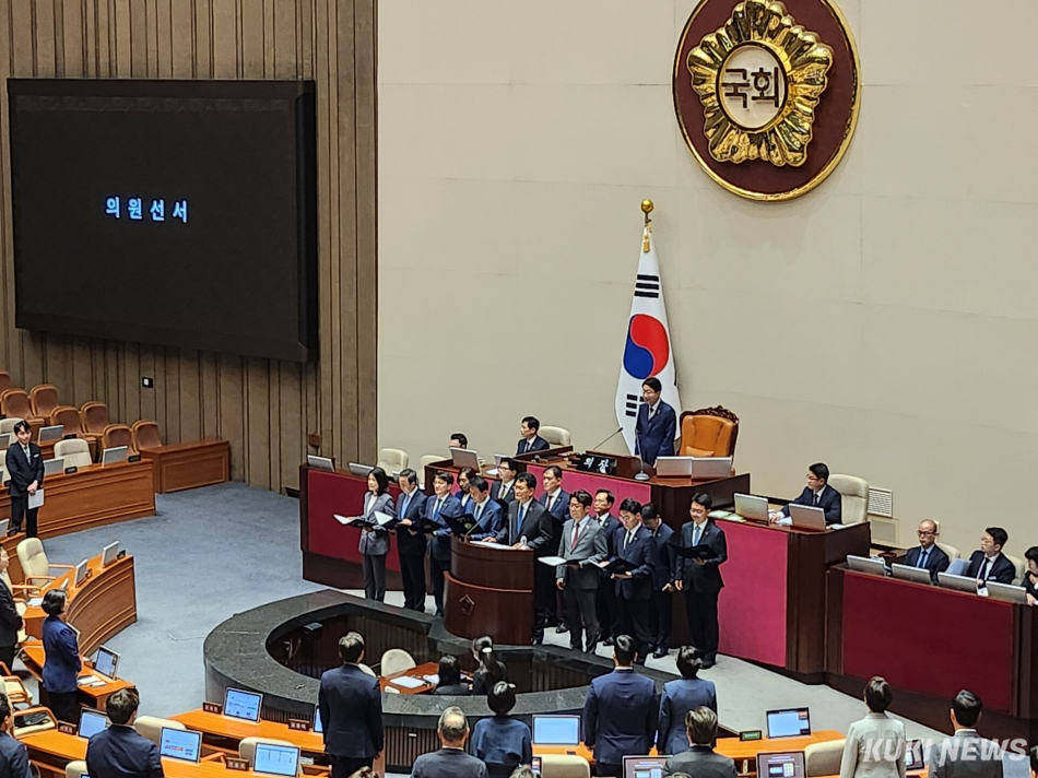 6·3 재보궐선거에서 당선된 14명의 국회의원들이 5일 국회 본회의에서 의원 선서를 하고 있다. 전재훈 기자