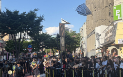 “삼소가 뭐예요?” 묻는 외국인 관광객…젠슨 황 소식에 홍대 골목 들썩 [현장+]