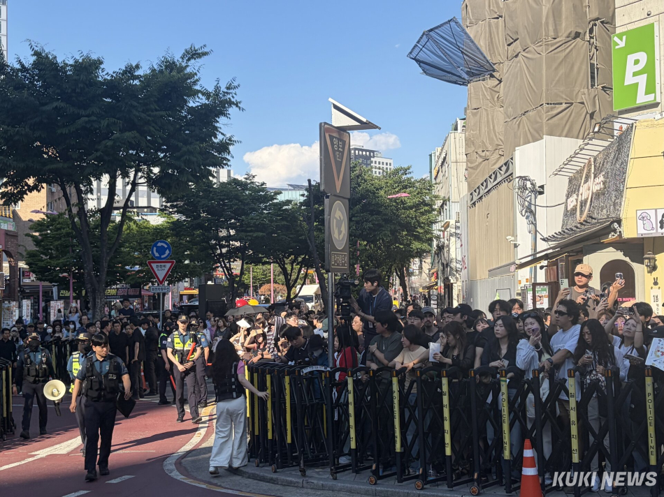 5일 젠슨 황 엔비디아 CEO와 최태원 SK그룹 회장, 구광모 LG그룹 회장, 이해진 네이버 의장의 회동이 예정된 서울 마포구 홍대입구역 인근에 인파가 몰려 있다. 심하연 기자