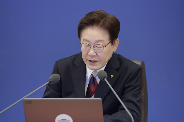 李 대통령 “주식평가 정상화, 연금 구조조정 고통 크기 줄여”