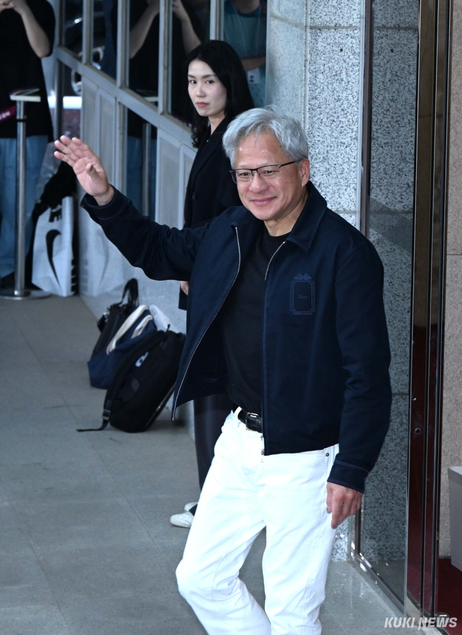젠슨 황 엔비디아 최고경영자(CEO)가 5일 서울 강서구 서울김포비즈니스항공센터를 통해 입국해 팬들에게 인사를 하고 있다. 남동균 기자